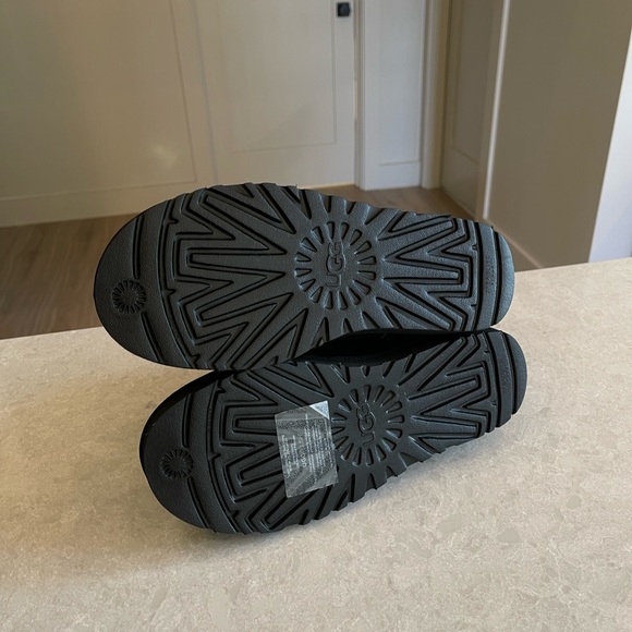 New UGG Black Classic Mini UGG Rubber Logo Boots, Size US 7 - Picture 11 of 11